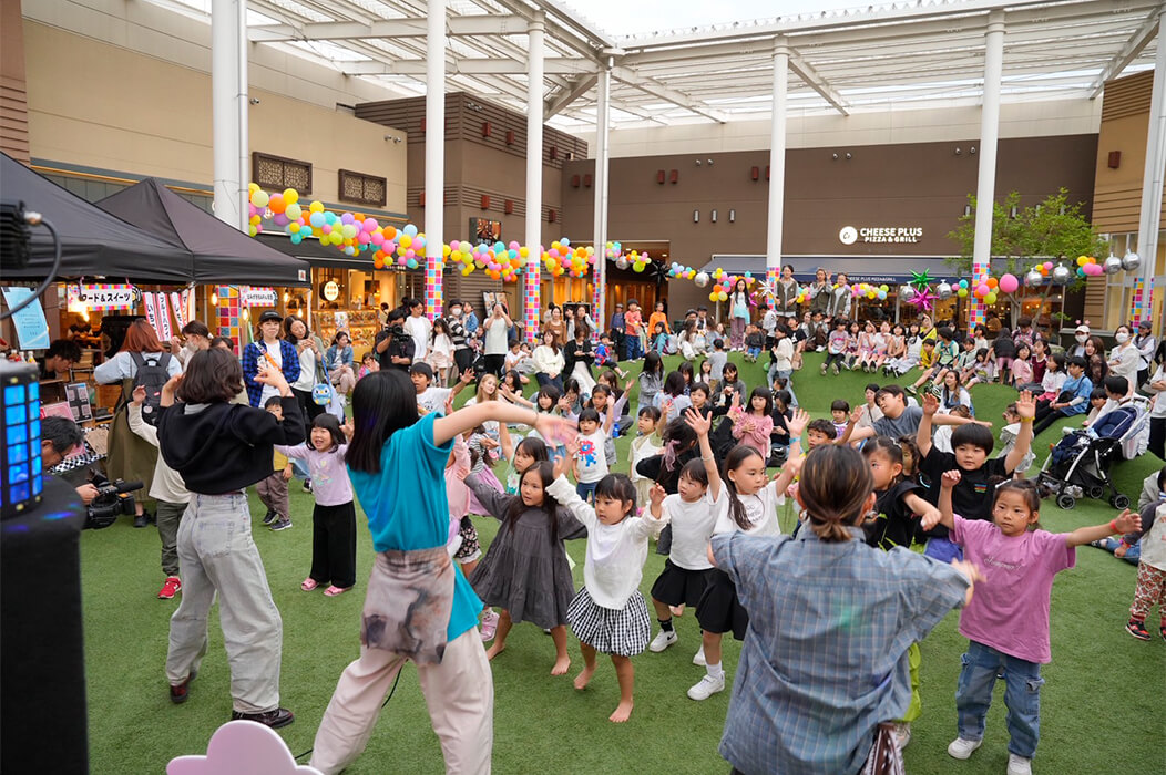 あべのキューズモールQシバでの親子ディスコの実施風景。大勢の子どもたちがダンスレクチャーに参加している